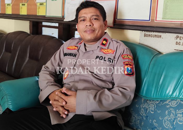 SOSOK: Kapolsek Mojroroto Kompol Ernawan saat di kantornya.
