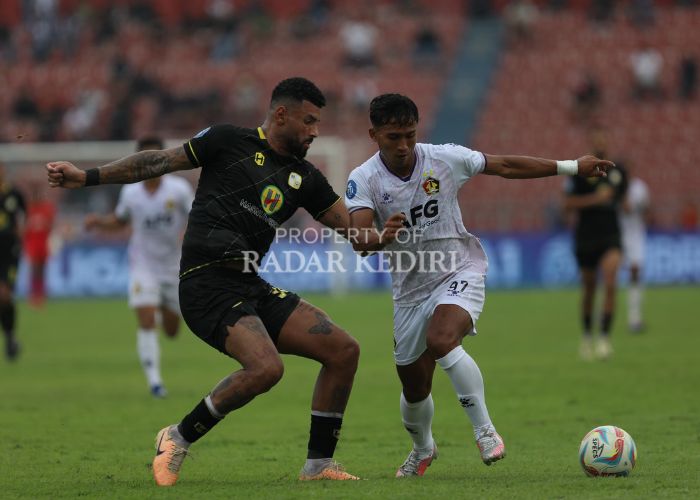 BAKAL BERSUA: Penyerang Persik Kediri M. Khanafi berusaha melewati hadangan pemain PS Barito Putera pada musim lalu.