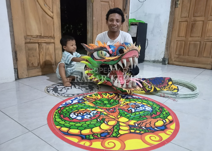POLA: Yovi Prasetya memperlihatkan sketsa layangan hias naga, di rumahnya, di Kelurahan Ngrongg, Kecamatan Kota.