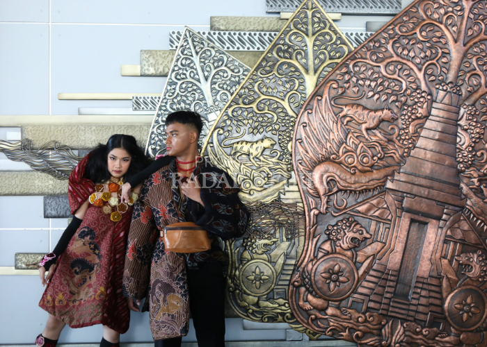 READY TO WEAR: Dua muse memeragakan busana berbahan batik dan tenun ikat di Bandara Dhoho, Minggu (8/9).