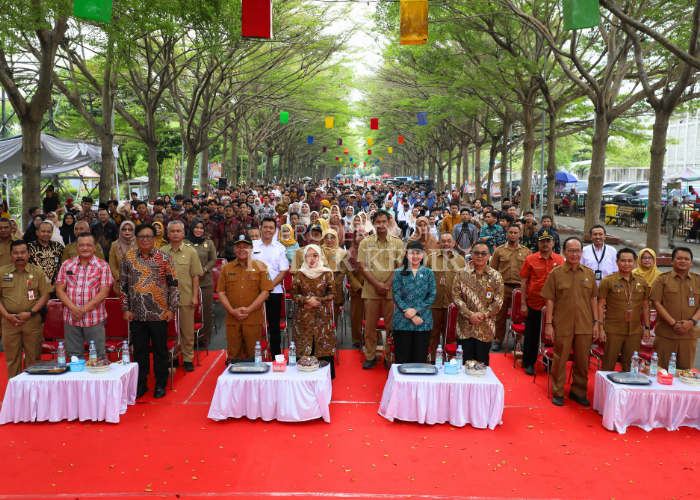 SELAMATKAN MASA DEPAN ANAK: Ketua TP PKK Kabupaten Kediri Eriani Annisa (5 dari kanan) dan Wakil Bupati Dewi Mariya Ulfa (6 dari kanan) menghadiri Gebyar Pendidikan Non-formal di Taman Hijau Simpang L