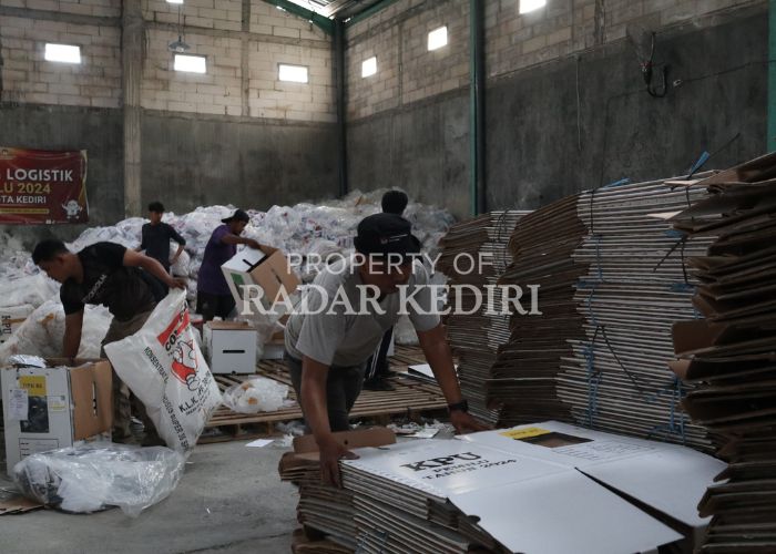 KERJA KERAS: Para pekerja membongkar logistik pemilu dari surat suara hingga kotak suara. Rencananya akan diganti dengan logistik pilkada.