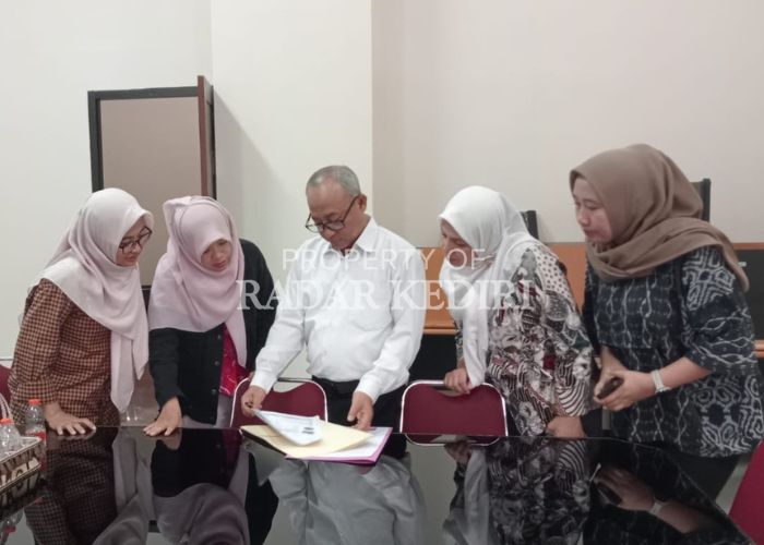 TELITI: KPU dan Bawaslu Kota Kediri melakukan pengecekan berkas ijazah kelulusan calon di Universitas Brawijaya Malang.