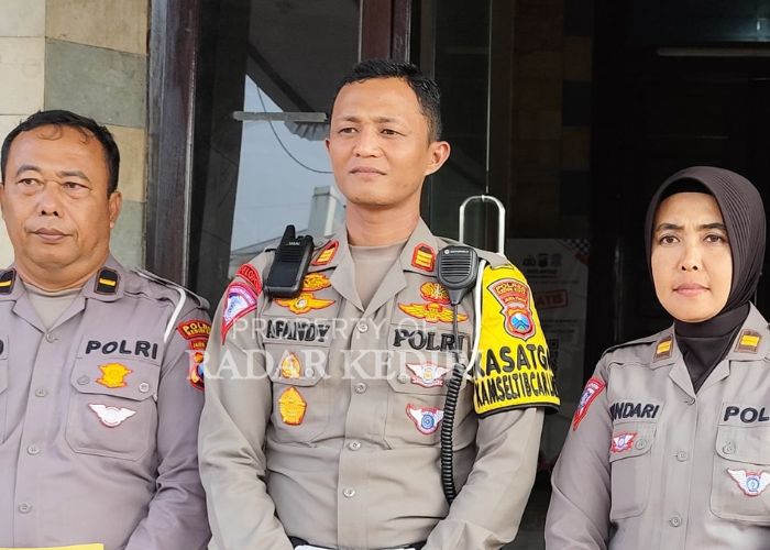 TEGAS: Kasat Lantas Polres Kediri Kota AKP Afandy Dwi Takdir setelah memberikan keterangan pers terkait status hukum Marjuki, sopir bus Harapan Jaya pada Rabu (11/9).