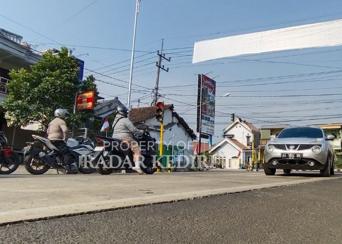 MULAI PADAT: Kendaraan dari arah Jembatan Jongbiru berhenti saat lampu merah di traffic light. Untuk menghindari penumpukan dishub bakal siapkan rambu belok kiri jalan terus.