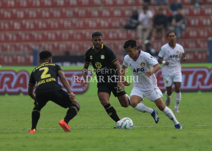 MELIUK: Gelandang Persik Kediri Krisna Bayu Otto berusaha melewati penjagaan pemain Barito Putera pada laga Liga 1 musim lalu.