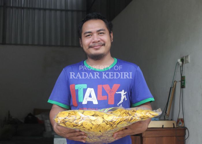 CUAN: Qodar menunjukkan keripik pisang buatannya sebelum dipasarkan ke toko-toko.