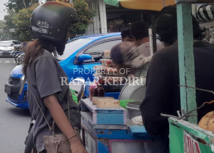 TATA ULANG: Pedagang kaki lima saat melayani pembeli yang ramai saat siang hari.