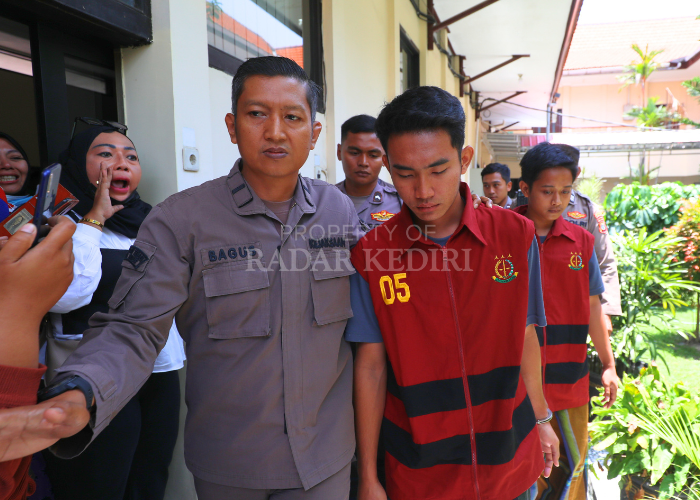 VONIS MAKSIMAL: Petugas menggelandang Aisy dan Nasril ke ruang tahanan sementara usai mengikuti sidang dengan agenda pembacaan putusan kemarin. Foto bawah, Suyanti, ibu Bintang Balqis Maulana tak bisa