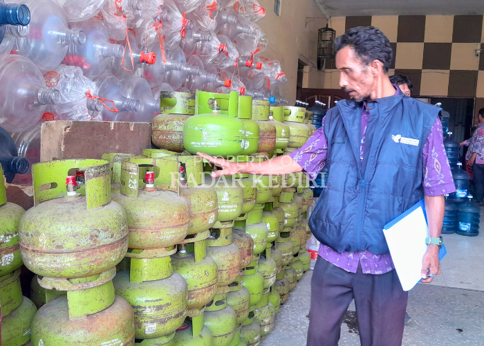 KOSONG: Tim gabungan mengecek stok elpiji di pangkalan Kelurahan Bangsal, Kecamatan Pesantren kemarin. Hasilnya, tidak ada tabung yang berisi gas elpiji alias semuanya dalam kondisi kosong.