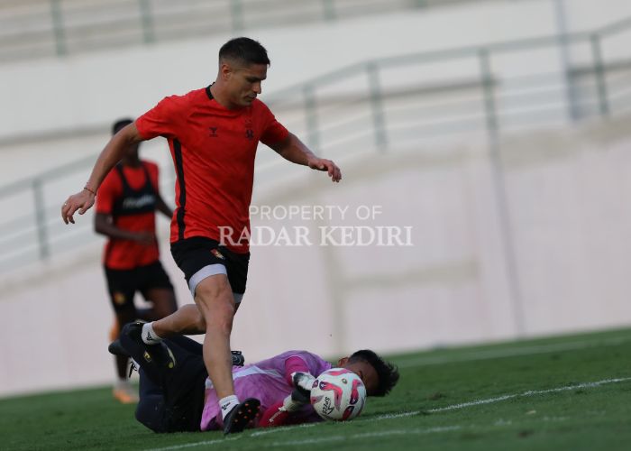 GOCEK: Striker Persik Ramiro Fergonzi melewati hadangan kiper Husna Al Malik saat latihan di Stadion Gelora Daha Jayati.