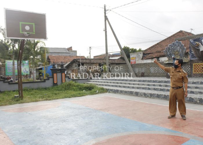 CEGAH KENAKALAN: Kades Kwadungan Abdul Khamid menunjukkan sarana olahraga di desanya.