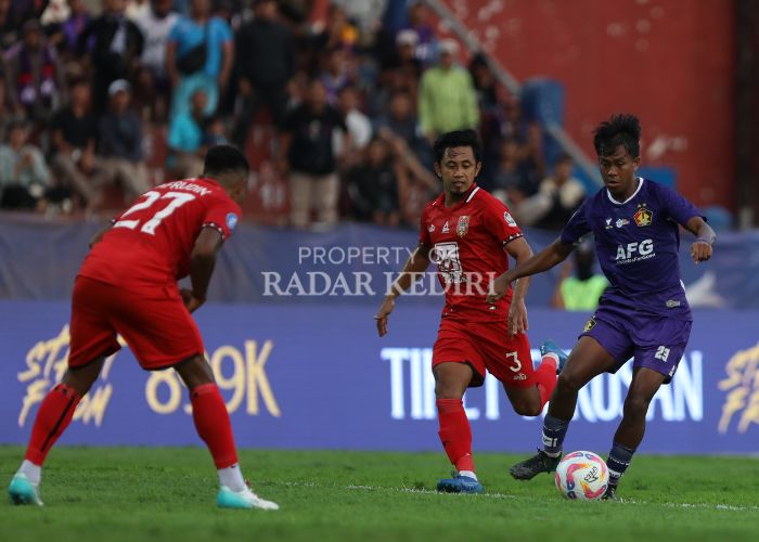 SIAP TEMPUR: Striker Persik Kediri M. Supriadi saat melawan Malut United FC. Dia diharapkan dapat bersinar saat kontra PS Barito Putera.