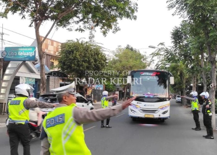 TAK BISA BERKUTIK LAGI: Petugas Satlantas Polres Kediri Kota menghadang bus yang diduga melanggar aturan lalu lintas di wilayah Kota Tahu.