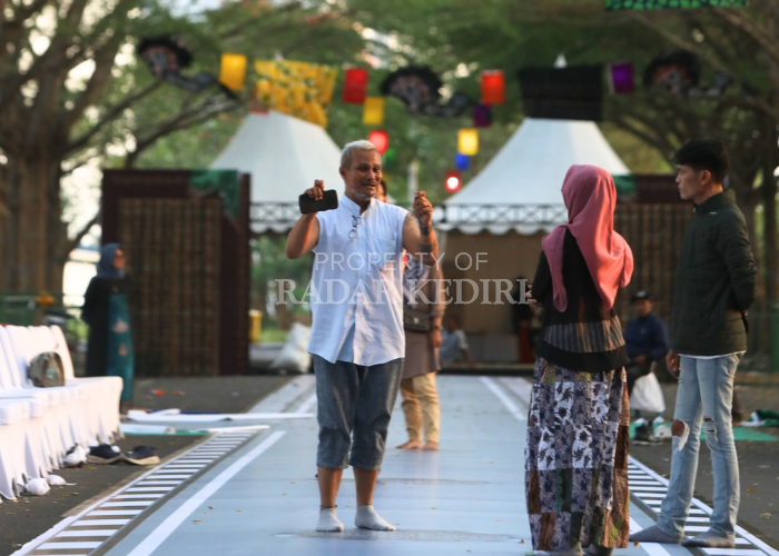 WAHYU ADJI/JPRK SUPERVISI AKHIR: Fashion Conceptor Embran Nawawi menyulap jalan di Taman Hijau Simpang Lima Gumul menjadi catwalk jalanan dalam Kediri Fashion Batik Festival (KFBF) 2024.