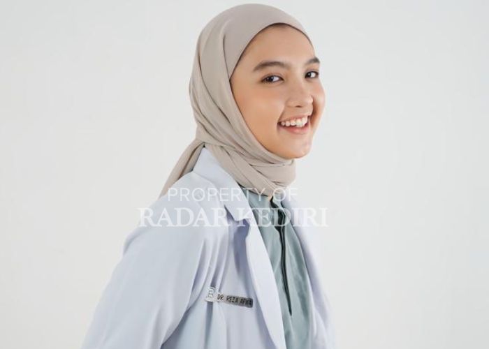 INSPIRATIF: Senyum Reza Afwatuzzulfa. Dokter gigi yang sukses mengelola klinik kecantikan dan kesehatan gigi di Kota Kediri.