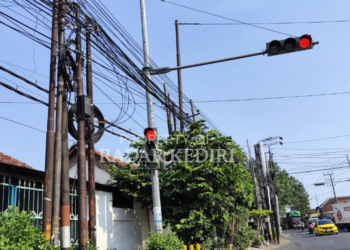 RUSAK ESTETIKA: Kabel di tepi jalan tampak tidak ditata dengan baik.