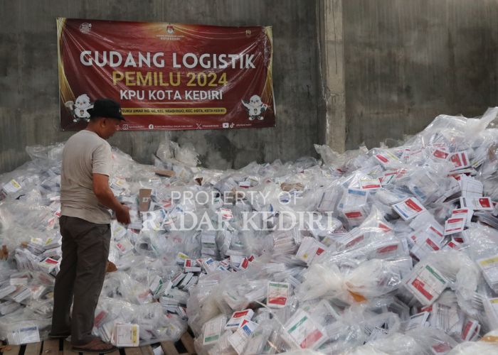 SIAP DIBERSIHKAN: Logistik Pemilu Februari lalu sudah dikemas ke dalam plastik.