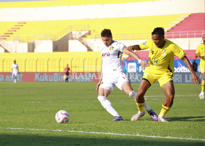 KETAT: Pemain Persik berduel dengan penggawa Barito Putera.