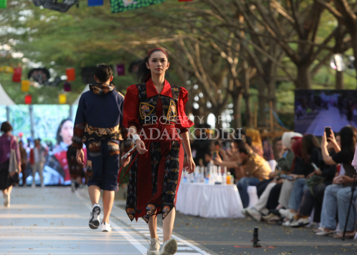 KEREN: Barisan model memeragakan beragam batik.
