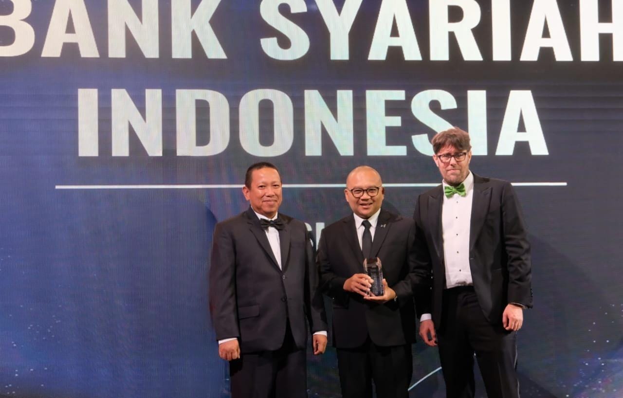 Direktur Wholesale Transaction Banking BSI Zaidan Novari (kiri) dan Direktur Information Technology BSI Saladin Dharmanugraha Effendi (tengah) saat menerima penghargaan Best Digital Bank dalam ajang i