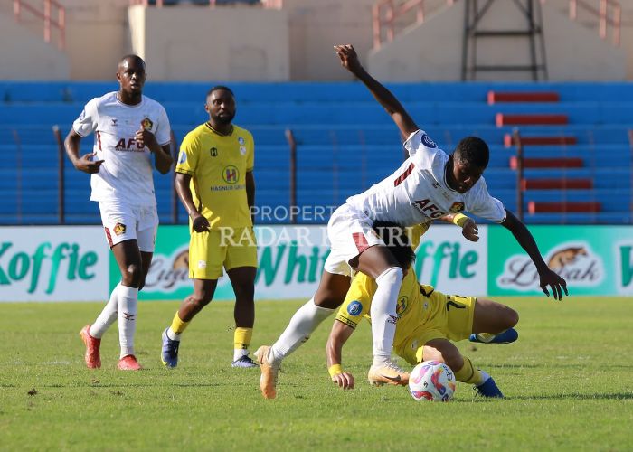 BERJIBAKU: Striker Persik Kediri Hugo Samir berebut bola dengan pemain PS Barito Putera saat laga di Stadion Sultan Agung, Bantul, Yogyakarta pada Sabtu (14/9).