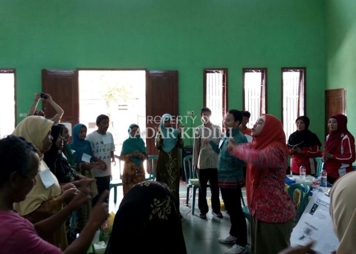 RAMAH: Kader kesehatan memberikan pelayanan maksimal saat kegiatan posyandu di Desa Cerme, Kecamatan Grogol.
