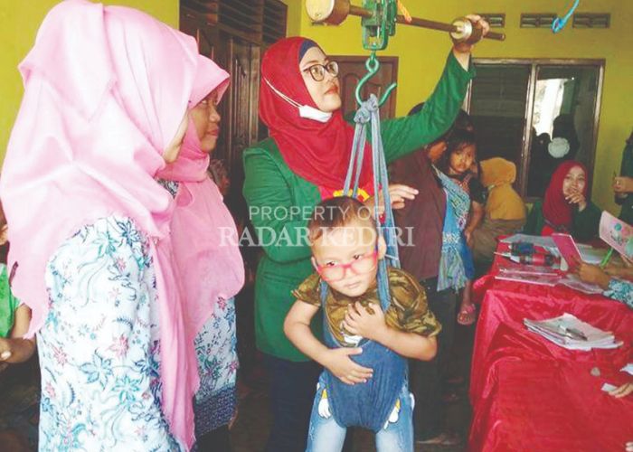 RAMAH: Kader kesehatan memberikan pelayanan maksimal saat kegiatan posyandu di Desa Cerme, Kecamatan Grogol.