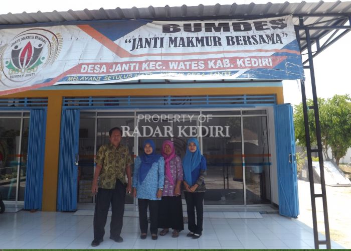 MAKMUR BERSAMA: Bumdes Janti, Wates, Kediri memiliki beragam usaha. Salah satunya minimarket.
