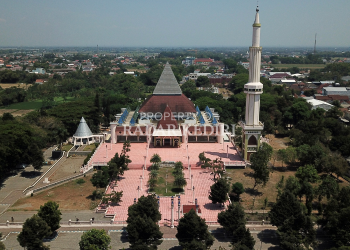 IKON KABUPATEN KEDIRI: Kompleks Masjid An-Nur Pare yang megah difoto dari udara.
