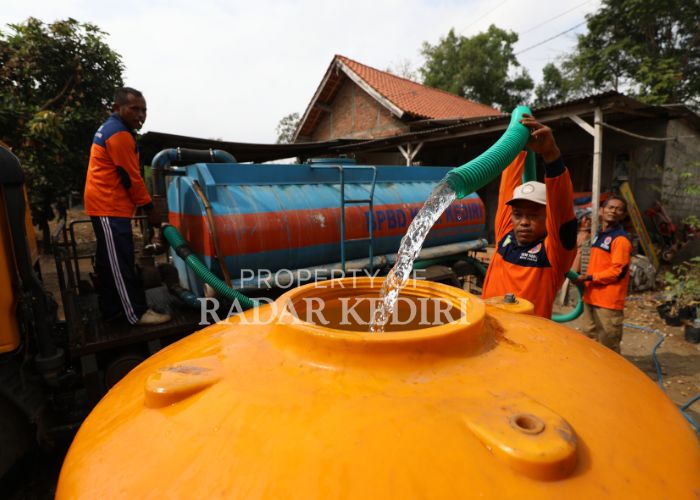 DROPPING: Anggota BPBD Kabpupaten Kediri saat menyalurkan air bersih ke dalam tandon di Desa Ponggok, Mojo pada Agustus silam.