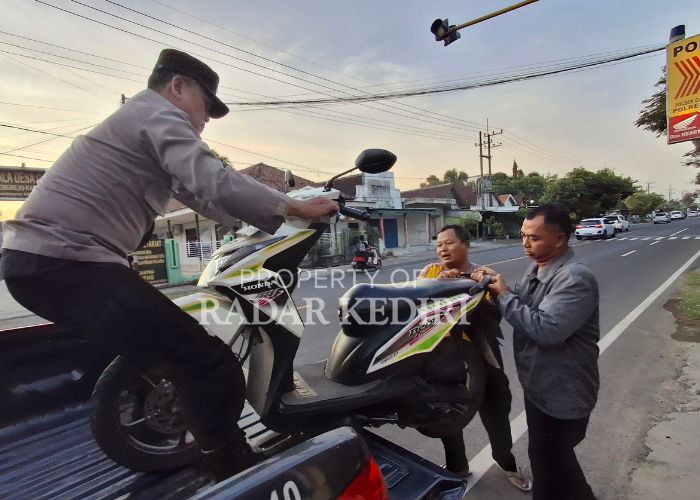 LAKA TUNGGAL: Kanitlantas Polsek Gampengrejo Aiptu Untung bersama dua anggota Polsek Gempengrejo mengangkar sepeda motor beat milik Abdulloh, warga Desa/Kecamatan Ngronggot, Nganjuk.