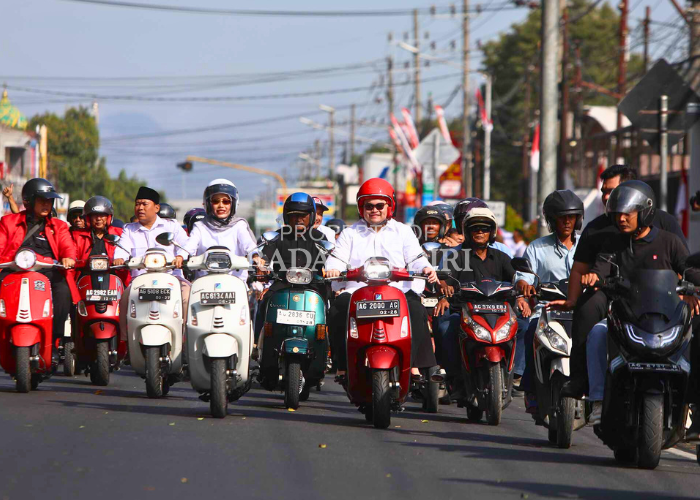 SEGERA CUTI: Bupati Hanindhito Himawan Pramana (helm merah) dan Wabup Dewi Mariya Ulfa (vespa putih) diantarkan ribuan pendukung saat mendaftar ke KPU pada 27 Agustus lalu. Keduanya akan mulai cuti pa