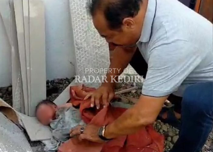 EVAKUASI: Warga bersiap membawa bayi ke RSIA Nirmala (15/9)