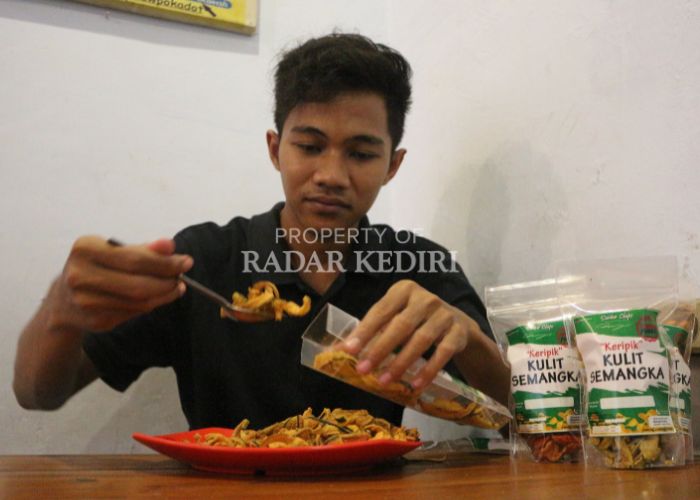 UNIK: Ilham mengemas kulit semangka menjadi keripik lezat.