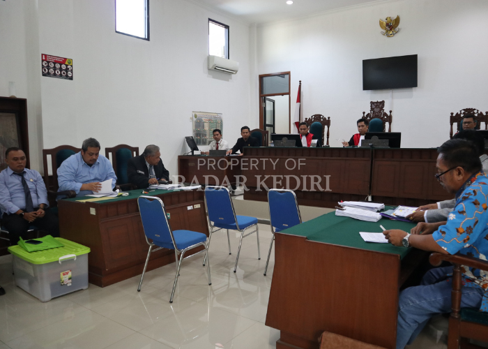 PEMBUKTIAN LANJUTAN: Kuasa hukum dari Pemkot Kediri (kiri) dan kuasa hukum PT Surya Graha Utama (kanan) mengikuti sidang pembatalan putusan arbitrase proyek alun-alun di Pengadilan Negeri (PN) Kota Ke