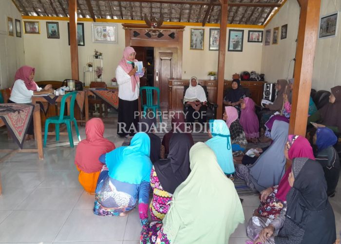 PEDULI KESEHATAN: Pemdes dan kader kesehatan lansia di Desa Gampeng memberikan pemeriksaan dan edukasi saat kegiatan posyandu.