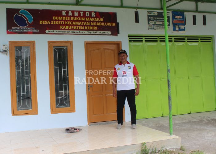 AGRARIA: Kades Seketi Basori berpose di depan kantor bumdes yang bergerak di sektor pertanian.