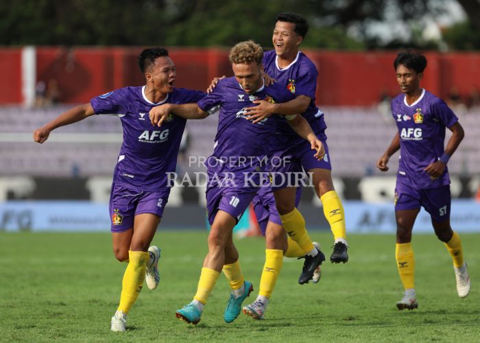 SELEBRASI: Ze Valente dikerubungi pemain Persik Kediri usai mencetak gol melawan Persita Tangerang di Stadion Brawijaya Kota Kediri kemarin (18/9).
