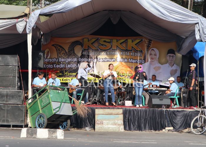 TERUS MENGALIR: Para seniman di Kota Kediri saat tampil spontan memberikan dukungan ke pasangan Vinanda-Gus Qowim pada pemilihan kepala daerah November mendatang.
