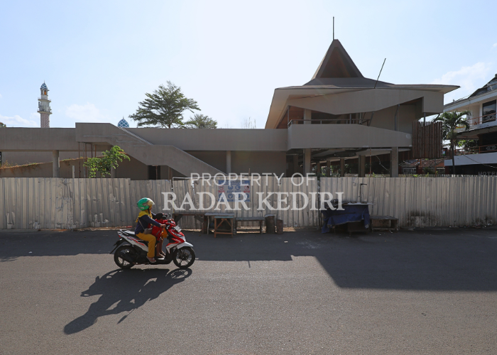TUNGGU VONIS: Proyek AlunAlun Kota Kediri yang mandek sejak November 2023 lalu, belum dilanjutkan hingga September ini. Sidang permohonan pembatalan putusan arbitrase alunalun baru akan dibacakan voni