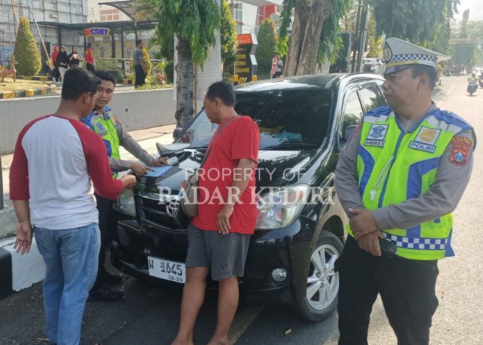 TILANG: Kendaraan plat luar saat ditindak Satlantas Polres Kediri Kota karena parkir sembarangan.
