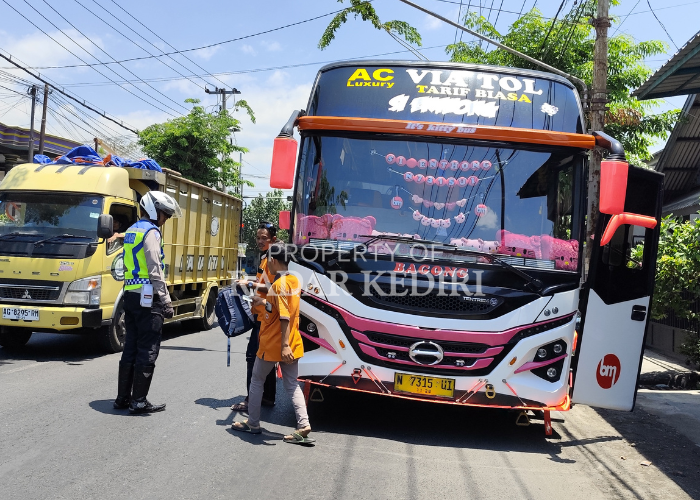 TINDAK TEGAS: Satlantas Polres Kediri Kota menilang sopir bus yang ngeblong.