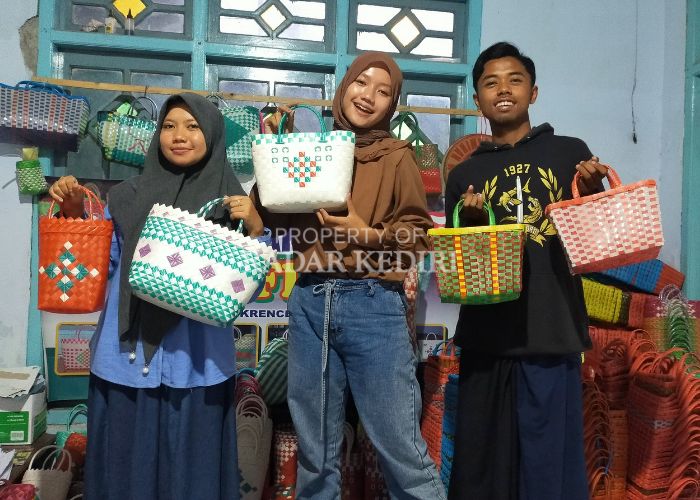 BANYAK CORAK: Tas anyaman kreasi Afifah Chusnul asal Desa Krenceng, Kepung banyak diminati pelanggan.