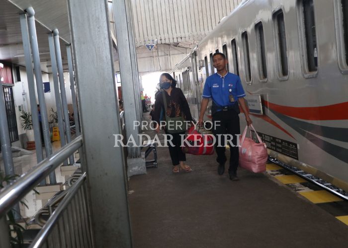 LONG WEEKEND: Penumpang KA yang turun di Stasiun Kereta Api Kediri pada saat liburan Maulid Nabi pada Senin (16/9).