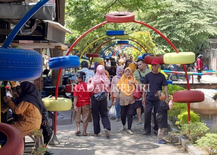 MEMBELUDAK: Pengunjung memadati wisata Desa Gronjong Wariti, di Desa Mejono, Kecamatan Plemahan saat libur panjang Mualid Nabi.