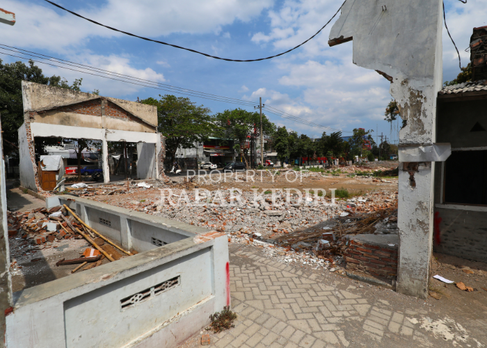 Sejumlah Pekerja Mulai Mengukur Tanah di Semampir Progres Pembebasan Lahan Terdampak Capai 67 Persen