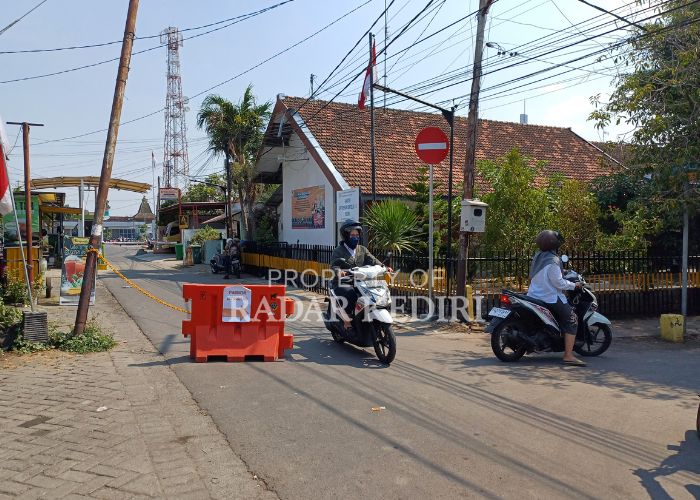 HOOOP: Seorang perempuan yang mengendarai motor matic terpaksa putar arah karena dipasang rambu baru larangan melintas.