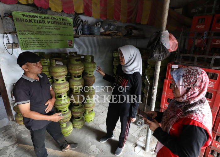 CEK LAPANGAN: Kepala Dinas Perdagangan Kabupaten Kediri Tutik Purwaningsih berbincang dengan Bakhtiar, pemilik pangkalan di Desa/Kecamatan Ngadiluwih yang setiap pagi tokonya selalu jadi sasaran antre
