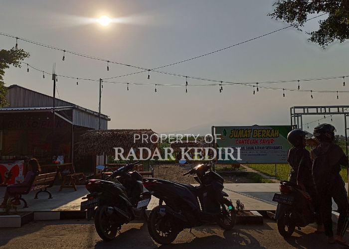 MULAI RAMAI: Pengunjung roda dua parkir motor sebelum menikmati Taman Pinka di Desa Susuhbango, Ringinrejo.